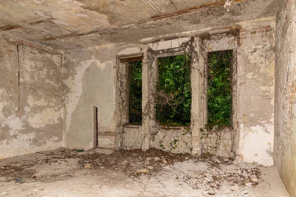 一座破旧不堪的废弃建筑废弃房屋 — 图库照片