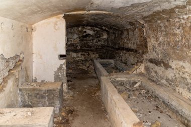 Harap olmuş terk edilmiş bir bina. Terk edilmiş evler