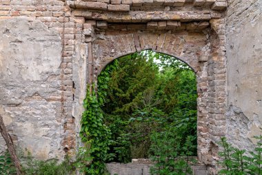 Harap olmuş terk edilmiş bir bina. Terk edilmiş evler