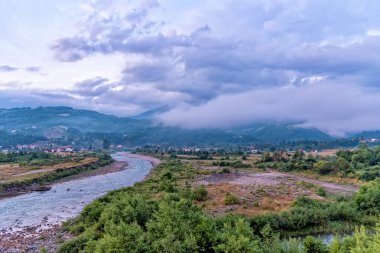 Karadağ Tara Nehri ve dağların manzaralı manzarası.