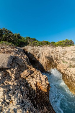Adriyatik denizinde kaya ve deniz dalgaları