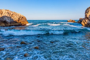 Kayaların arasında küçük çıplaklar plajı