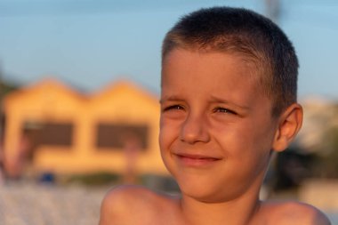 Gün batımında sahilde hoş bir çocuk.