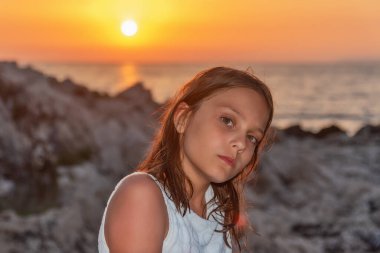 Gün batımında sahilde hoş bir kız.