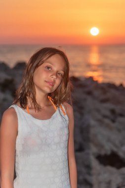 Gün batımında sahilde hoş bir kız.