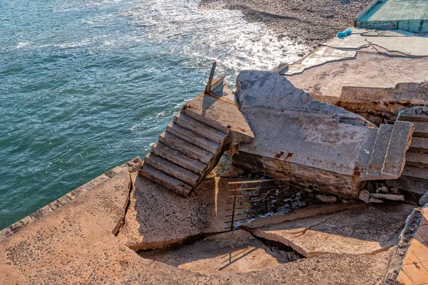 stock image An earthquake on the coast caused a large crack.