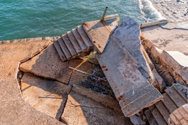 Kıyıdaki deprem büyük bir çatlağa neden oldu..
