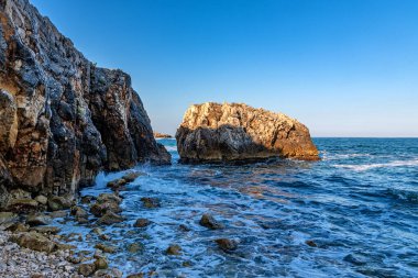 Kayaların arasında küçük çıplaklar plajı