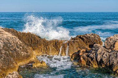 Adriyatik denizinde kaya ve deniz dalgaları