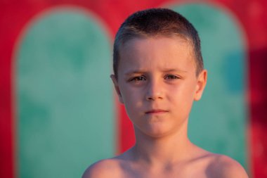 Gün batımında sahilde hoş bir çocuk.