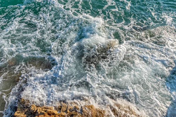 亚得里亚海上的岩石和海浪 — 图库照片