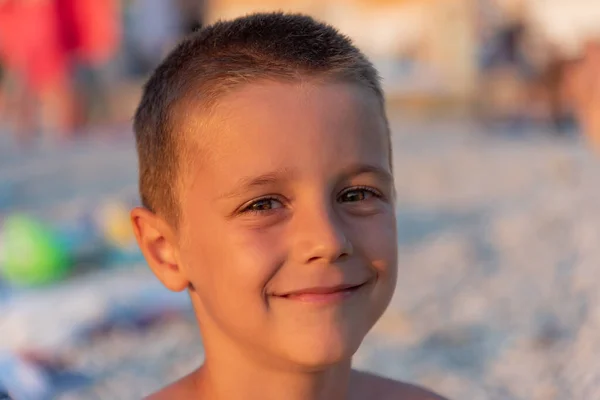 Trevlig Pojke Stranden Vid Solnedgången — Stockfoto