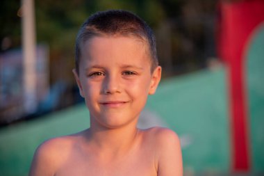 Gün batımında sahilde hoş bir çocuk.