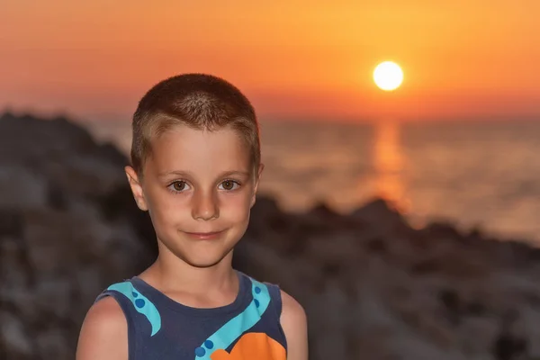 Trevlig Pojke Stranden Vid Solnedgången — Stockfoto