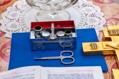 Belgrad, Sırbistan 24 Temmuz 2021: Havari Ortodoks Kilisesi (Crkva Svetog Luke: Sırp). Hıristiyan vaftiz töreni için bir rahibin aksesuarları. Kitaptaki metin Sırpça.