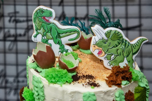 Bir Dinozor Doğum Günü Pastası Dinozorlarla Süslenmiş Çocuk Bayramı Pastası — Stok fotoğraf