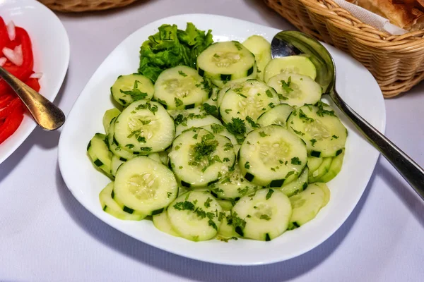 Salatalık Salatası Beyaz Kase — Stok fotoğraf