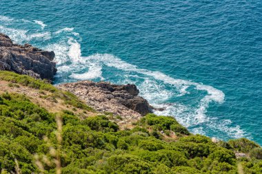 Karadağ kıyı şeridi yukarıdan. Adriyatik Denizi manzarası