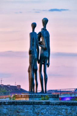 Novi Sad, Sırbistan 24 Ağustos 2021: Novi Sad, Sırbistan, Petrovaradin kalesi ve Tuna kıyılarındaki faşizm kurbanlarının anıtı. Novi Hüzün ve Gündoğumu.