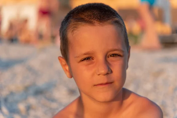 Een Leuke Jongen Het Strand Bij Zonsondergang — Stockfoto