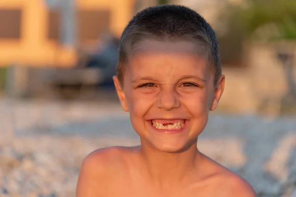 Jonge Tandloze Jongen Het Strand — Stockfoto