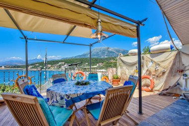 Adriyatik Denizi 'ndeki sahil evi. Karadağ 'ın Utjeha kentindeki Apartman Halı Günlüğü.