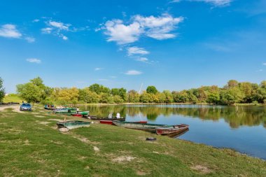 Novi Sad, Sırbistan - 25 Nisan 2021: Sırbistan 'ın Novi Sad kenti yakınlarındaki Tuna Adası (Sodros). Kıyıda park etmiş balıkçı tekneleri.