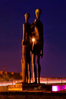 Novi Sad, Sırbistan 24 Ağustos 2021: Novi Sad, Sırbistan, Petrovaradin kalesi ve Tuna kıyılarındaki faşizm kurbanlarının anıtı. Novi Hüzün ve Gündoğumu.