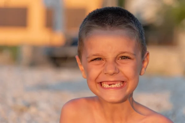 Jonge Tandloze Jongen Het Strand — Stockfoto