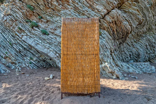 Καμαρίνι Καμπίνα Μια Άδεια Αμμώδη Παραλία Δίπλα Στη Θάλασσα — Φωτογραφία Αρχείου