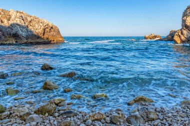 Adriyatik denizinde kaya ve deniz dalgaları