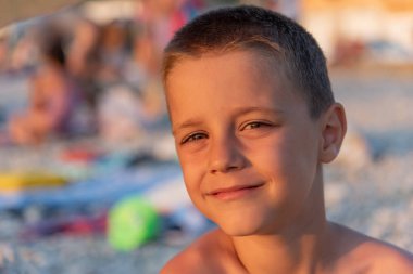 Gün batımında sahilde hoş bir çocuk.