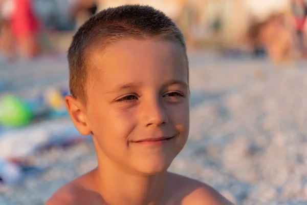 Een Leuke Jongen Het Strand Bij Zonsondergang — Stockfoto
