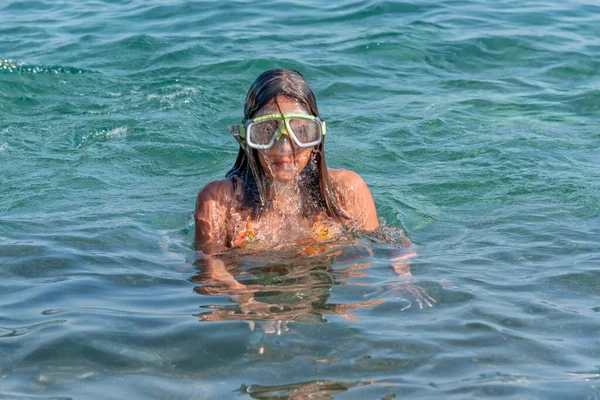 다이빙 마스크를 소녀는 바다에서 놀면서 즐거운 시간을 보내고 — 스톡 사진