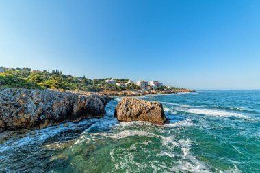 Adriyatik denizinde kaya ve deniz dalgaları