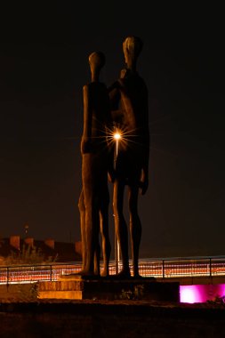 Novi Sad, Sırbistan 24 Ağustos 2021: Novi Sad, Sırbistan, Petrovaradin kalesi ve Tuna kıyılarındaki faşizm kurbanlarının anıtı. Novi Hüzün ve Gündoğumu.