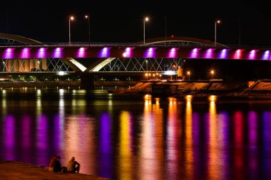 Novi Sad, Sırbistan 24 Ağustos 2021: Gökkuşağı köprüsü, Novi Sad, Sırbistan. Novi Sad 'da gece yansıması