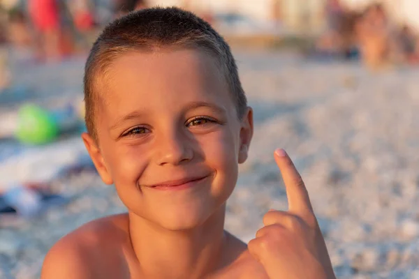 Miły Chłopak Plaży Zachodzie Słońca — Zdjęcie stockowe