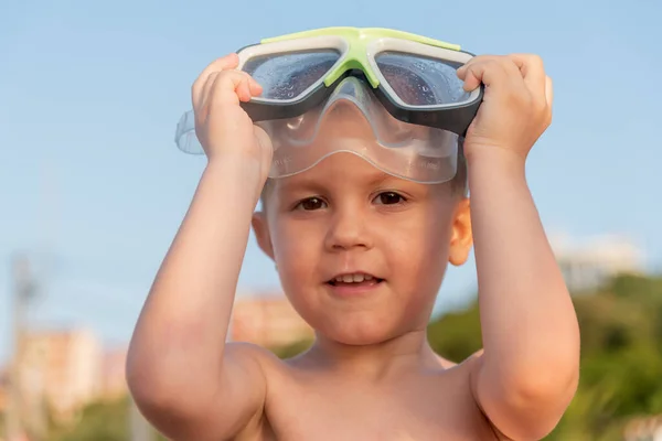 Nahaufnahme Porträt Eines Fröhlich Lachenden Jungen Mit Tauchermaske Einem Sonnigen — Stockfoto