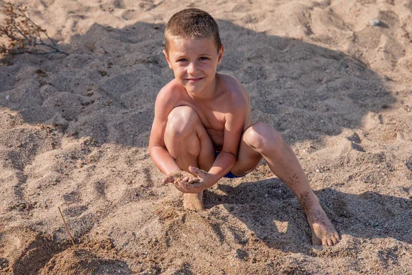 いい子が砂のビーチで遊んでる — ストック写真