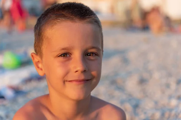 Een Leuke Jongen Het Strand Bij Zonsondergang — Stockfoto