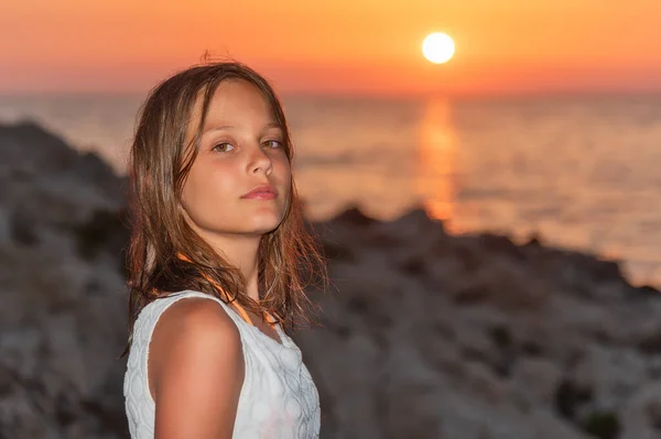 Trevlig Flicka Stranden Vid Solnedgången — Stockfoto
