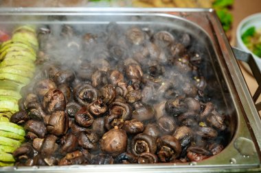 Kabak, mantar ve biberli ızgara sebze.