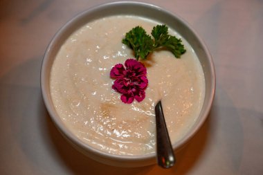 Tarhun ve maydanozlu sos.