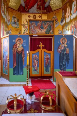 Petrovaradin, Sırbistan - 14 Haziran 2025: Sırbistan 'ın Petrovaradin kentindeki Sırp Ortodoks Kilisesi' nin İçişleri.