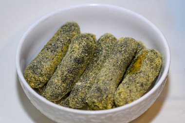 Ispanak ve bitkilerle vejetaryen yemeği. Ispanaklı kroket.