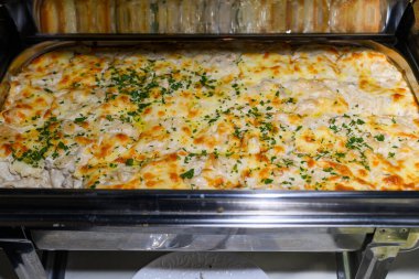 Soslu ızgara tavuk budu.