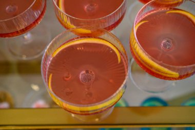 Barda alkollü bir kozmopolit kokteyli var..