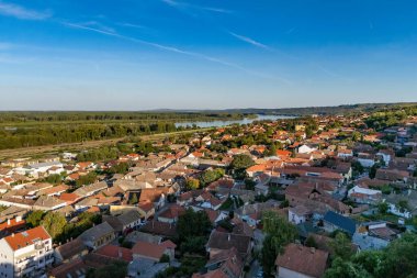 Sremski Karlovci, Sırbistan - 23 Eylül 2025: Sremski Karlovci 'nin havadan görünüşü, büyüleyici mimarisi, tarihi binaları ve Sırbistan' ın önde gelen katedrali