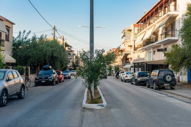 Lefkada, Yunanistan - 10 Ağustos 2025: Lefkada kasabasının Yunanistan 'daki sokak manzarası